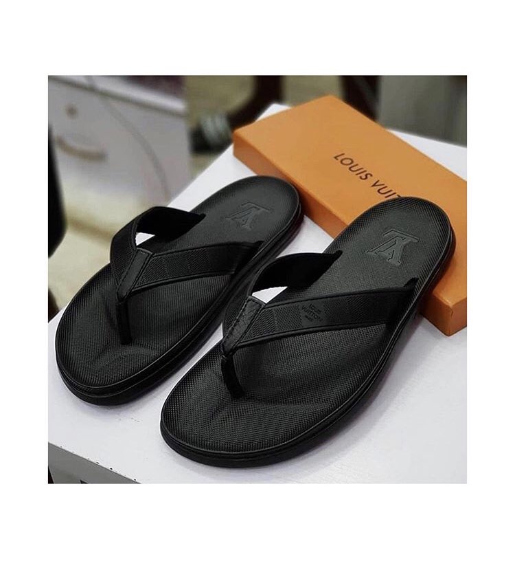Our best seller slippers is back in store  Perfect gift for your bf if you don't be money for PS5 darling.PRICE: 20,000naira excluding delivery Size: 40-45 PLS SEND A DM TO ORDER AND HELP RETWEET 