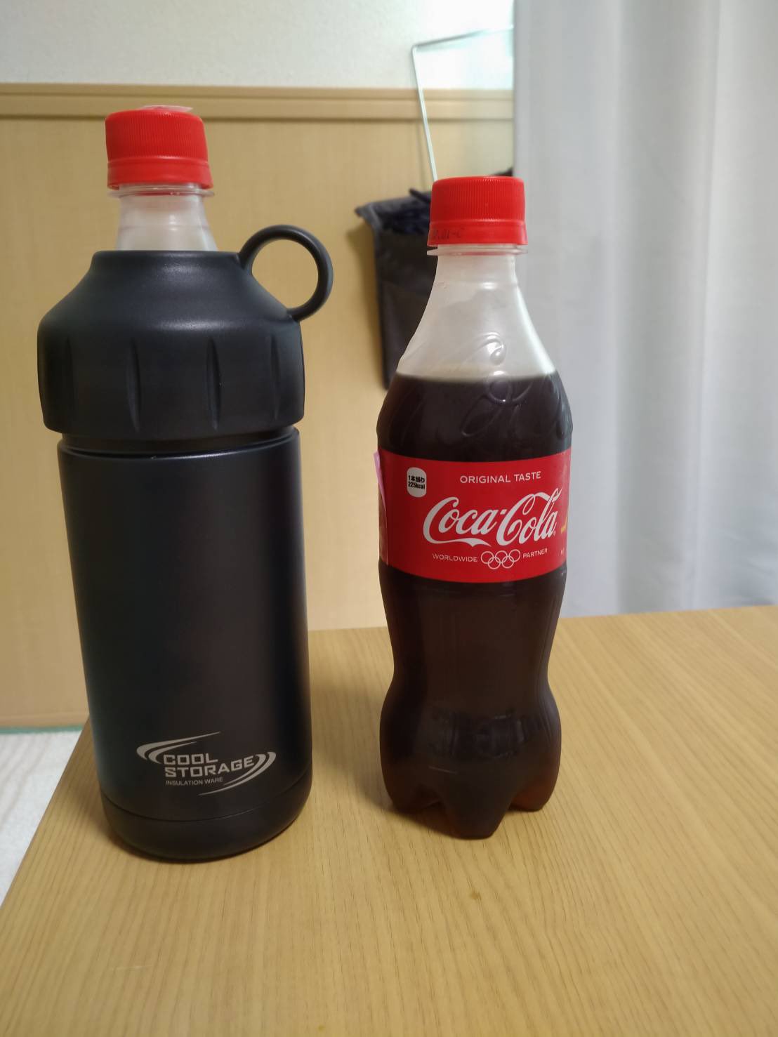 しょうだい 先日買ったドンキの保冷ペットボトルホルダーで実験 冷えたコカコーラの1本をホルダーに もう1本は比較としてそのままの状態で 直射日光の当たらない風通しの良い場所に放置 室温25 6 ペットボトル表面温度11 8 と11 9 11 00 開始 ワークマン しょうだい 先日買ったドンキの保冷ペットボトルホルダーで実験 冷えたコカコーラの1本をホルダーに もう1本は比較としてそのままの状態で 直射日光の当たらない風通しの良い場所に放置 室温25 6 ペットボトル表面温度11 8 と11 9 11 00 開始 ワークマン