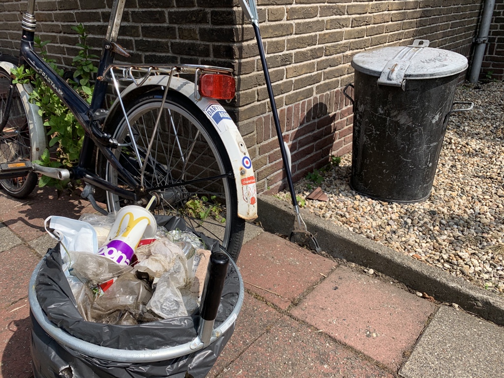 Modern life is rubbish. (Grootgrutters van de zooi: 1. AH To Go, 2. McDonald’s, 3. Heineken. En heel veel wegwerp-mondkapjes.)