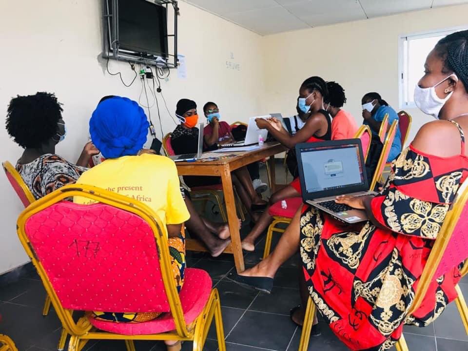 amazoonduweb's tweet photo. Des séances de travail qui s’enchaînent, des mises au point qui se précisent ... Restez connecté(e)s, car avec les @amazoonduweb,de merveilleuses choses se préparent ....
#ADW
#Projet2020 https://t.co/sH0xy0Zo8g