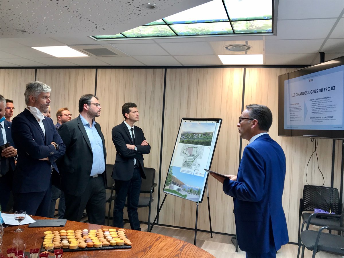SIMODEC74's tweet photo. Hier, @laurentwauquiez était en visite à Rochexpo. Le démarrage cet été du chantier de modernisation du site en cette période de crise est un signal positif fort pour toute la Région! Le projet est soutenu la Région @auvergnerhalpes, la @villedelaroche et le @Dep_74 . https://t.co/ifvVBojjPY