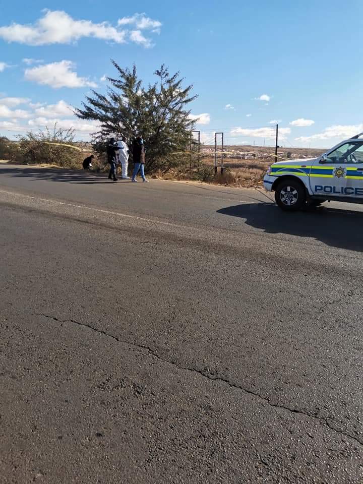 Gaise_Nongedzi's tweet photo. A unkown girl has been found dead at the dobsonville gardens bridge  😭😭near sasol garage 

#AmINext

#NotAllMen https://t.co/U2wbQ5gMoq