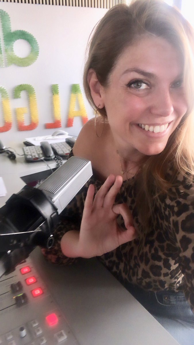 #FelizViernes ! 🙋🏼‍♀️😘
Te espero con la #Sonrisa puesta, en <a href="/Cadena_Dial/">Cadena Dial España</a>