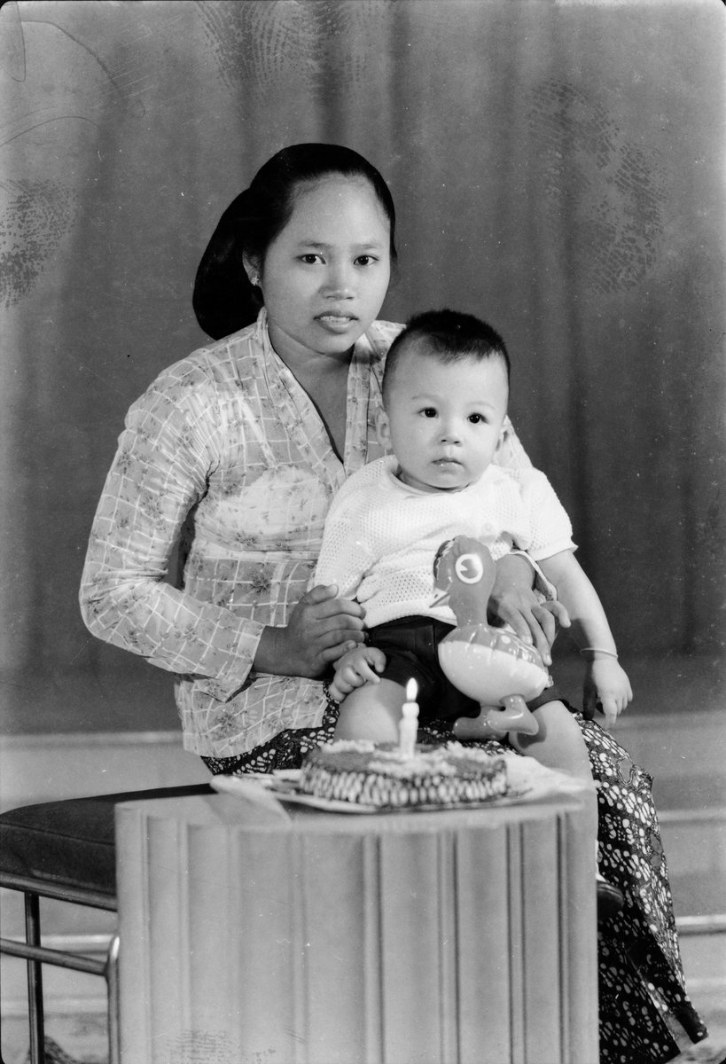 arbainrambey's tweet photo. Akhirnya ketemu negatifnya, foto ultah pertamaku. Yang memegangku adalah Mbok Em, yang mengasuhku sejak beberapa hari setelah lahir sampai sekitar umur 3 tahun....aku sih yakin dia sudah tiada saat ini, semoga dia bahagia di sisiNya https://t.co/b6Gf4n1Sch