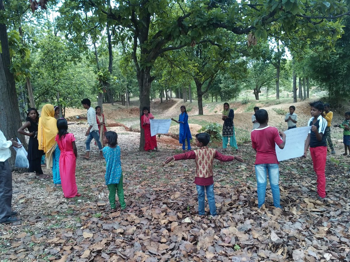 samvadjharkhand's tweet photo. 'संवाद' और 'एक्शन एड' के द्वारा आज मधुपुर प्रखंड के पालोजोरी गांव में "अंतरराष्ट्रीय बाल श्रमिक विरोधी दिवस" का आयोजन किया गया। इस अवसर बच्चों के साथ कोरोना वायरस से बचाव के लिए शरीर से शरीर की दूरी,साफ-सफाई के बारे में भी जानकारी दी गयी।
#Actionaidindia  @samvad.net https://t.co/QROEgQ1pGt