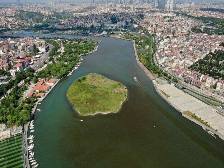 yenisafak's tweet photo. HALİÇ 90'LARA GERİ DÖNDÜ

İstanbul’un Altın Boynuzu Haliç doksanlı yılları hatırlatan görüntüye büründü. Son zamanlarda temizlenmediği ortaya çıkan Haliç, kirlilik yüzünden siyaha büründü

https://t.co/fmKECmGzbx https://t.co/IUBnNiYT46