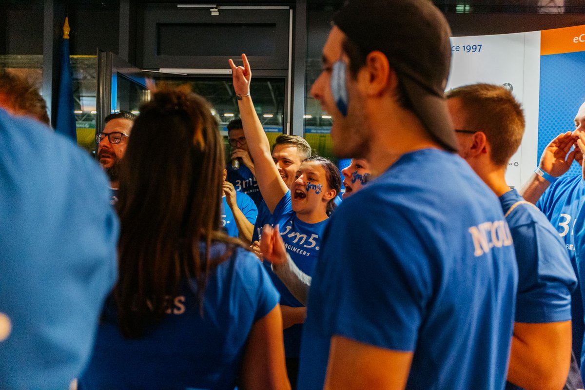 Das schönste an neuen Mitarbeitern: wenn sie nicht neu sind. Sondern schon an Kunden-Projekten mitgearbeitet, am Pool auf Mallorca abgehangen und den internen #3m5-Kickercup gewonnen haben. So wie Nicole – erst Werksstudentin, jetzt Vollzeit-Entwicklerin. 💪(Foto: Julius Erler)