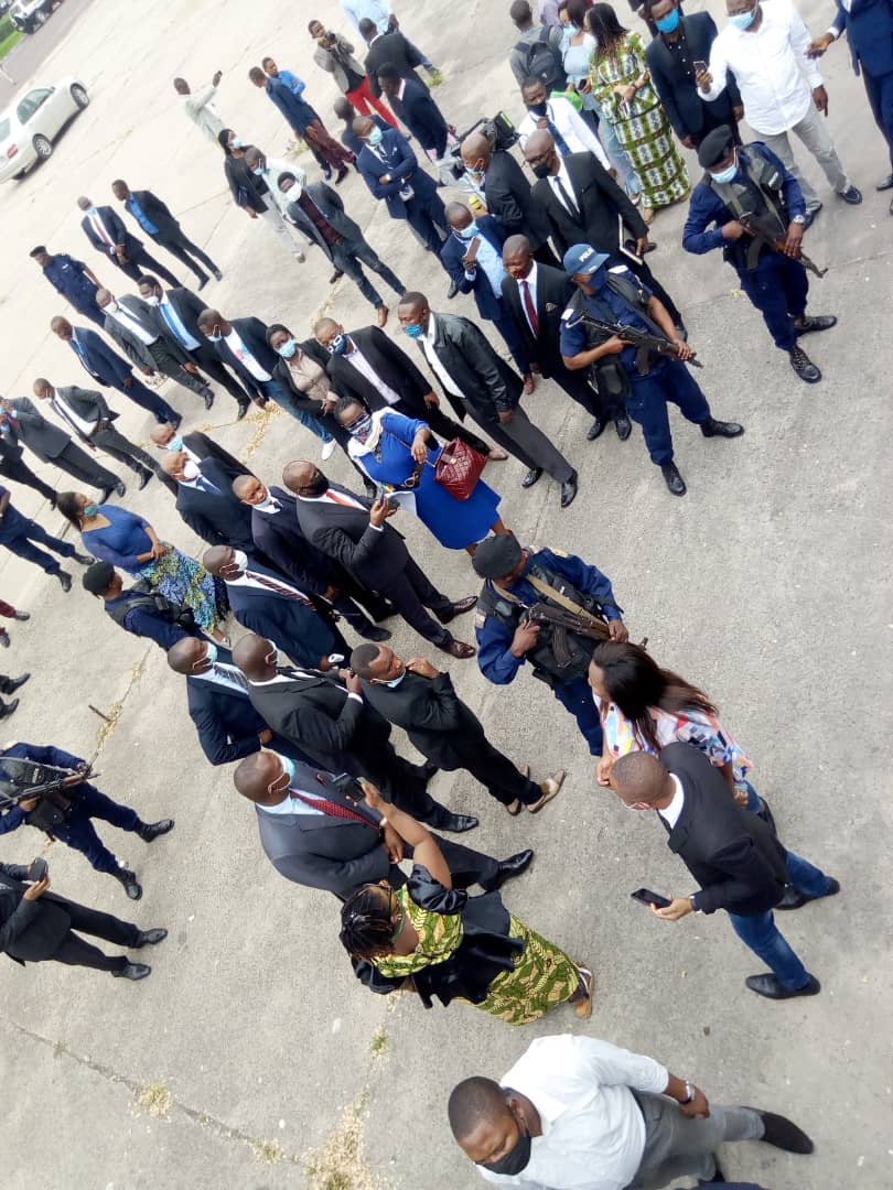 ruddyemowe's tweet photo. Les élus par force sont entrés dans la salle après avoir contourné la police Merci a l'honorable le 2eme VP AN #Balamage @PatrickNkanga2 @EndetaCedrick01 @GladysMambulu @JeanClaudeMwewa @StanysBujakera @FCC_RDC https://t.co/y4Os7Ryd3a https://t.co/SMTe79ggXQ