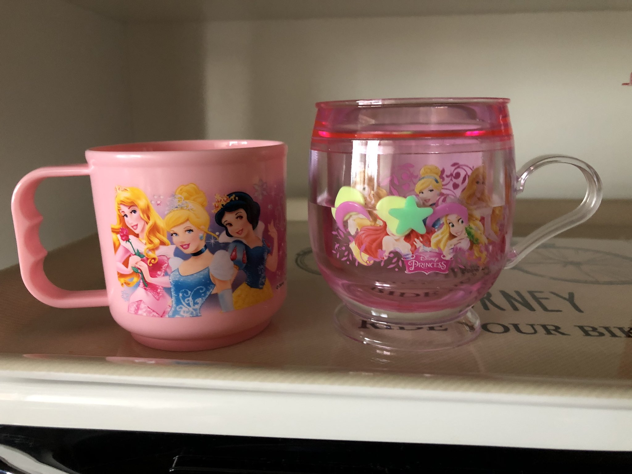 のこ セリアでディズニープリンセスの可愛いコップに出会った 中に水が入ってるようなやつ子供の頃好きだったなぁと思って購入 左のコップは 帰ってから気がついたけど 裏に滑り止めついてた T Co Ee2kpugekc Twitter