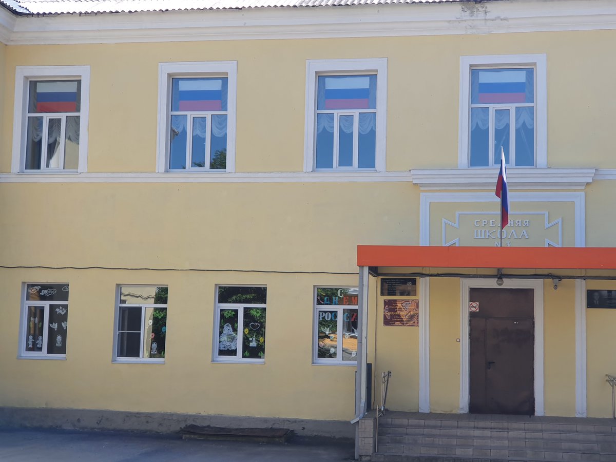school3_bgr's tweet photo. @GlavaBogorod 12 июня - государственный праздник Российской Федерации. Наша школа приняла активное участие в флэшмобе #ОКНАРОССИИ 
 #ФЛАГИРОССИИ https://t.co/vbDRT0clLp