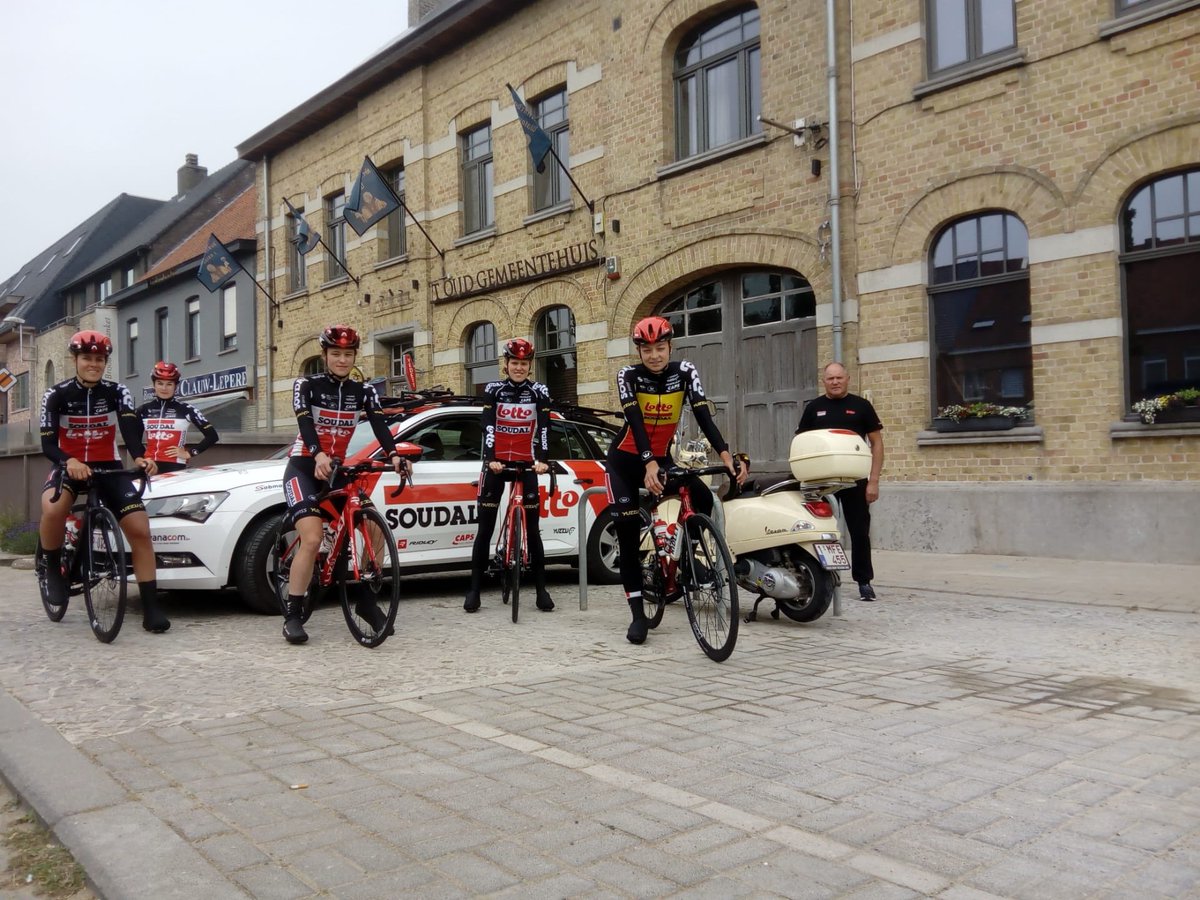 Kemmelberg recon with <a href="/VdbJesse/">Jesse Vandenbulcke</a> <a href="/VDVJulie/">julie Van De Velde</a> <a href="/daniquebraam/">Danique Braam</a> <a href="/BeekhuisTeuntje/">Teuntje Beekhuis</a> <a href="/AlanaCastrique/">Alana Castrique</a> #LottoSoudalLadies