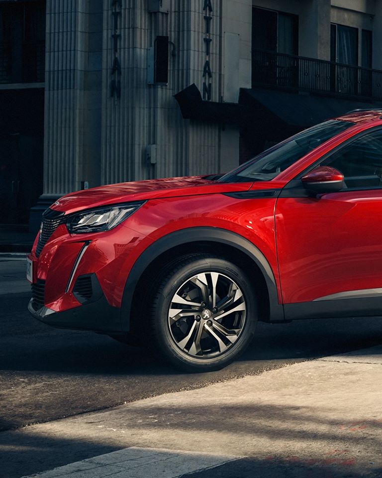TCMotorsWat's tweet photo. Eye-catcher. New #Peugeot2008SUV #UnboringTheFuture https://t.co/bNqGNnVY6C