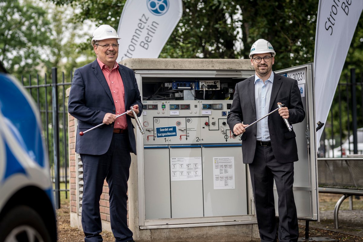 SiemensDE's tweet image. Im Herzen der #Siemensstadt2 nimmt @StromnetzBln heute eine unserer #blueGIS Schaltanlage in Betrieb.💚 Das heißt: zuverlässige und klimafreundliche Energieverteilung für den Kiez. Darüber freuen wir uns sehr. Zur PI: bit.ly/2Yhugug
