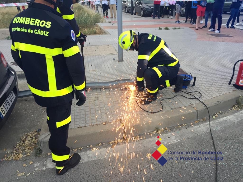 BomberosCbpc's tweet photo. 🔴Bomberos #rescata al conductor de un vehículo tras un #accidente por salida de vía en #SanFernando, en la noche de ayer, en Ronda del Estero. El vehículo impacta contra una señalización y contra 5 vehículos estacionados. Trasladado una vez estabilizado al hospital. https://t.co/diCviHyZoI