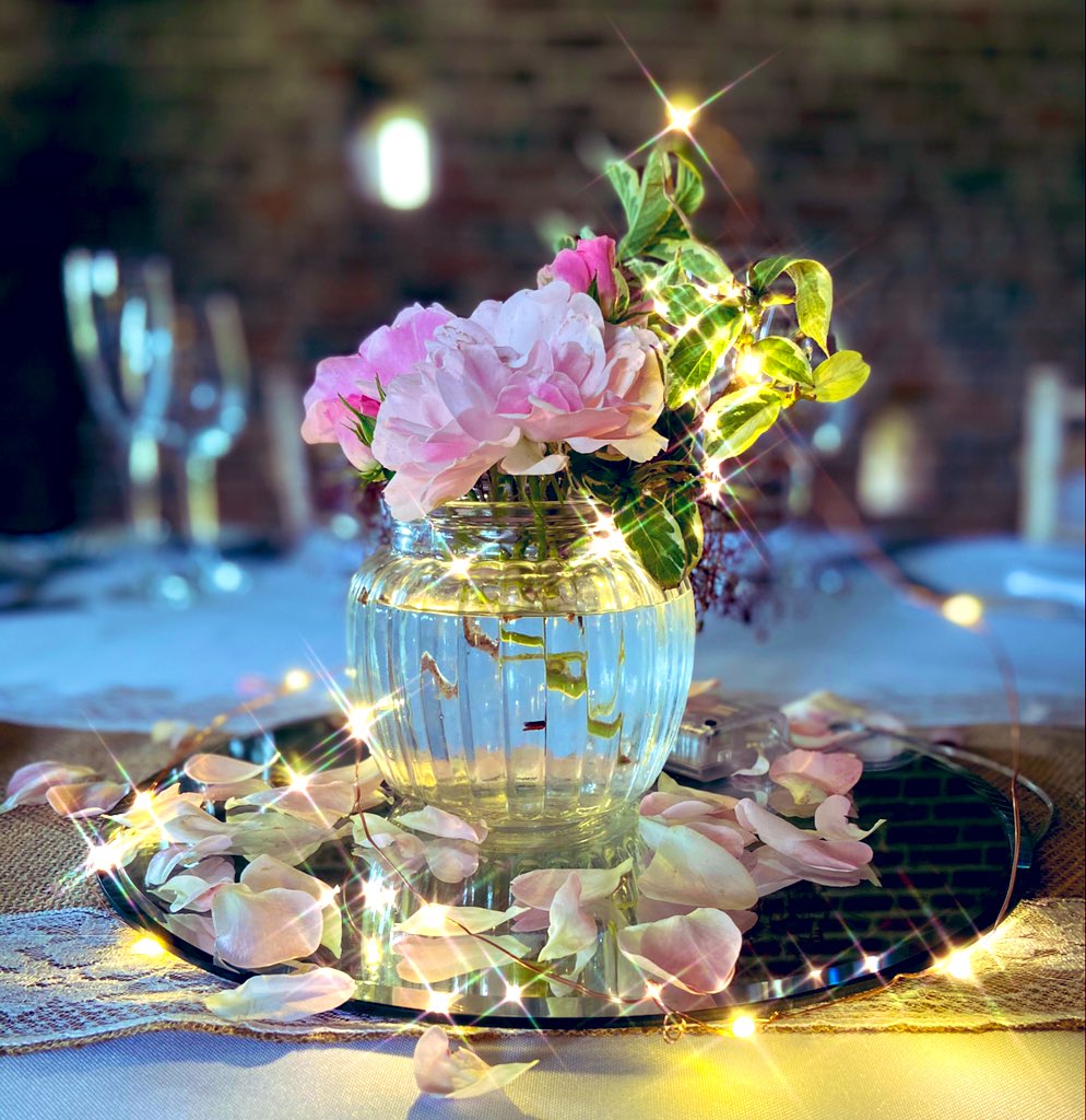 Sometimes less is more... our Allington Castle fresh flower centrepiece with fairy lights! 💫🌸💫🌸 #classicwedding #freshflowers #Allingtongardenflowers #classy #chic