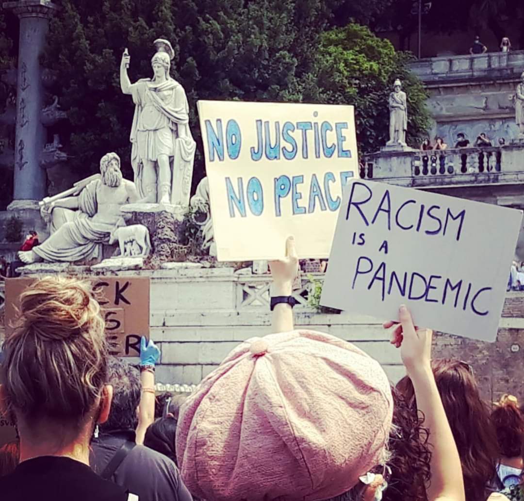 nonunadimeno's tweet photo. 50 morti recuperati a largo della #tunisia per lo più donne. Inginocchiarsi non basta. Cancellare subito le leggi che in Italia e in Europa continuano a chiudere i confini, a condannare alla clandestinità, a produrre morte e sfruttamento. #BlackLivesMatter https://t.co/ZwqdcKgp66