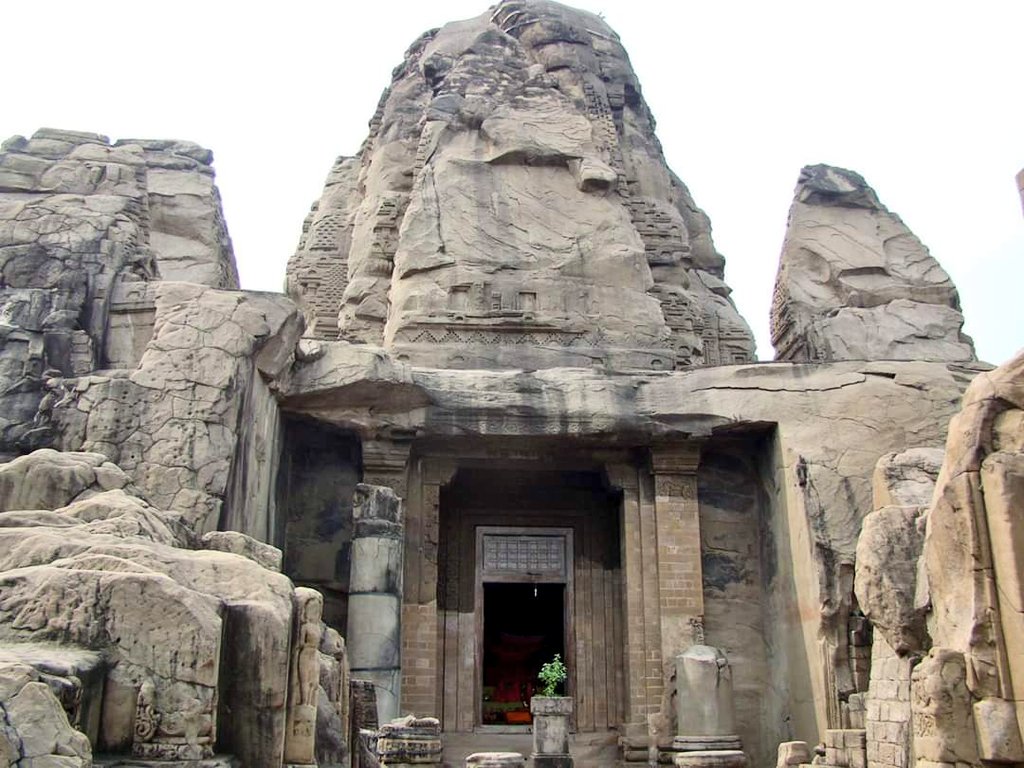 ये कौन - सा मंदिर है? और कहाँ स्थित है?
Where is this #temple located? 🙏🙏🙏

#जय_श्रीराम #जय_हिंद #भारत #travelphotography #traveling #fridaymorning #photography #tdsggsk #travelblogger #photographyindia #IncredibleIndia