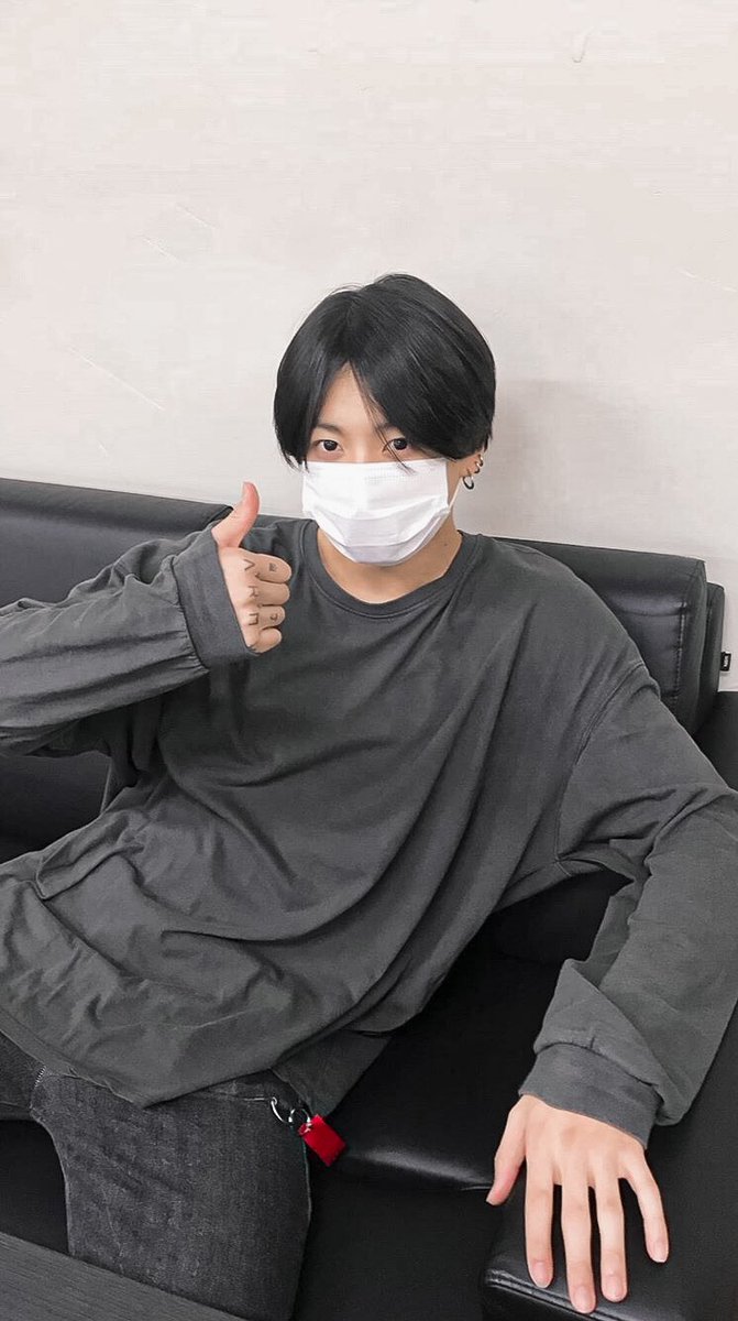 archiveforJK's tweet photo. silky hair and baggy clothes, we love it https://t.co/MByAiKyXpx