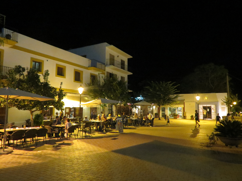 Sfeervol Santa Gertrudis! <3 Daar ga ik zeker weer naar toe als ik op Ibiza ben... zo veel leuke restaurants, barretjes en boetiekjes! ibizagevoel.nl