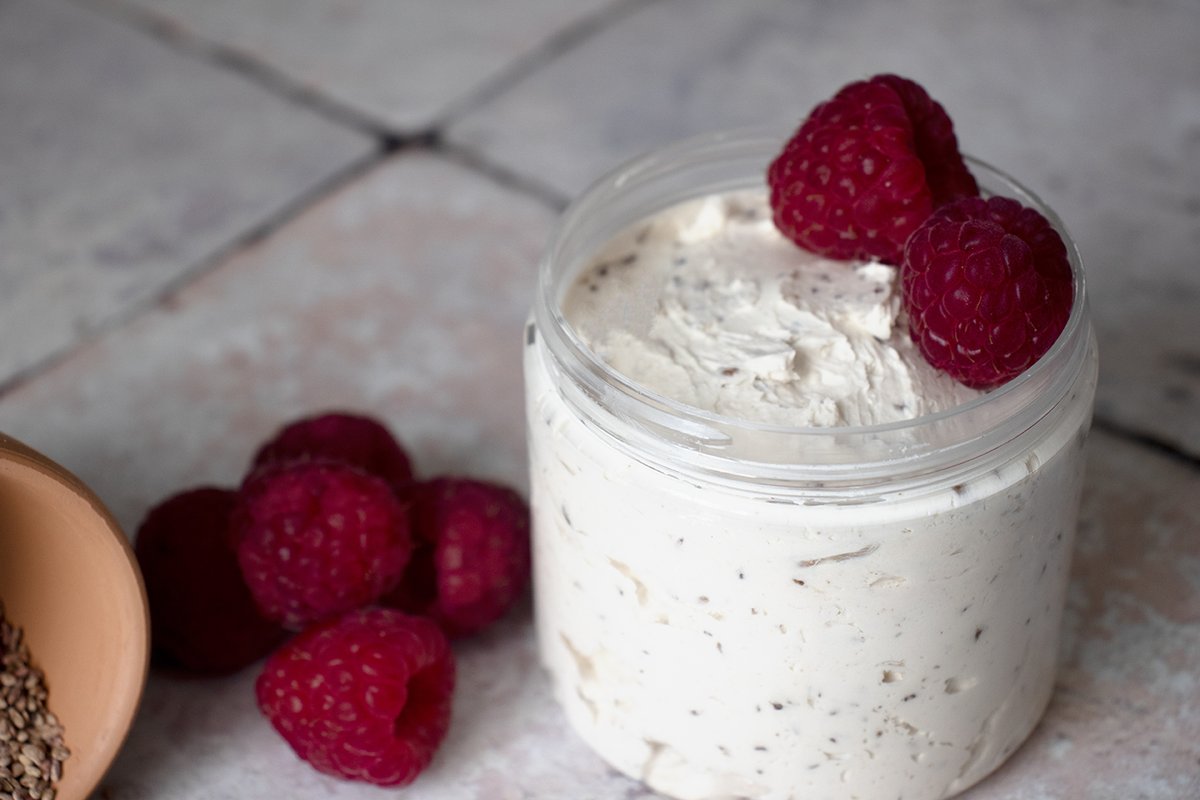 UKSoapKitchen's tweet photo. Today's make is inspired by things we grow at home! Our Raspberry &amp; Rose Scrub is a beautiful combination of ingredients.

https://t.co/u0IdSvUAWq 👈

- 305g Foaming Butter
- 15g Raspberry Seeds
- 1g Rose Petal Powder
- 1.5ml Raspberry Fragrance

#thesoapkitchen #DIYscrub https://t.co/dlIm1xZmTi