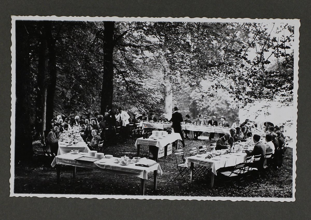 LinneanSociety's tweet photo. Looking to #picnicinstyle? Check out our photo album of A.A. Pearson showing members of the @BritMycolSoc enjoying an outdoor dinner in Belgium in 1938
#archivecatalogueupdate #alfrescodining
https://t.co/Q4fMNOvVwb https://t.co/i3nCrj0d9P