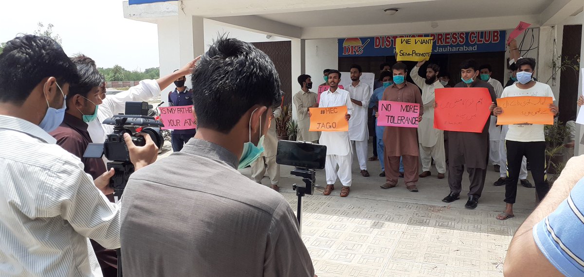 MalikHasnAwan's tweet image. #HEC_PromoteToNextSemester #HEC_JawaabDou 
Peaceful protest with 100 percent safety precautions  in this pandemic situation no more tolerance #StudentsLivesMatter 
@ShaheerSialvi @IqraAmi40579584 @HamailEjaz @RajaNou94755422 @Asadull28073990 @MHSBRofficial