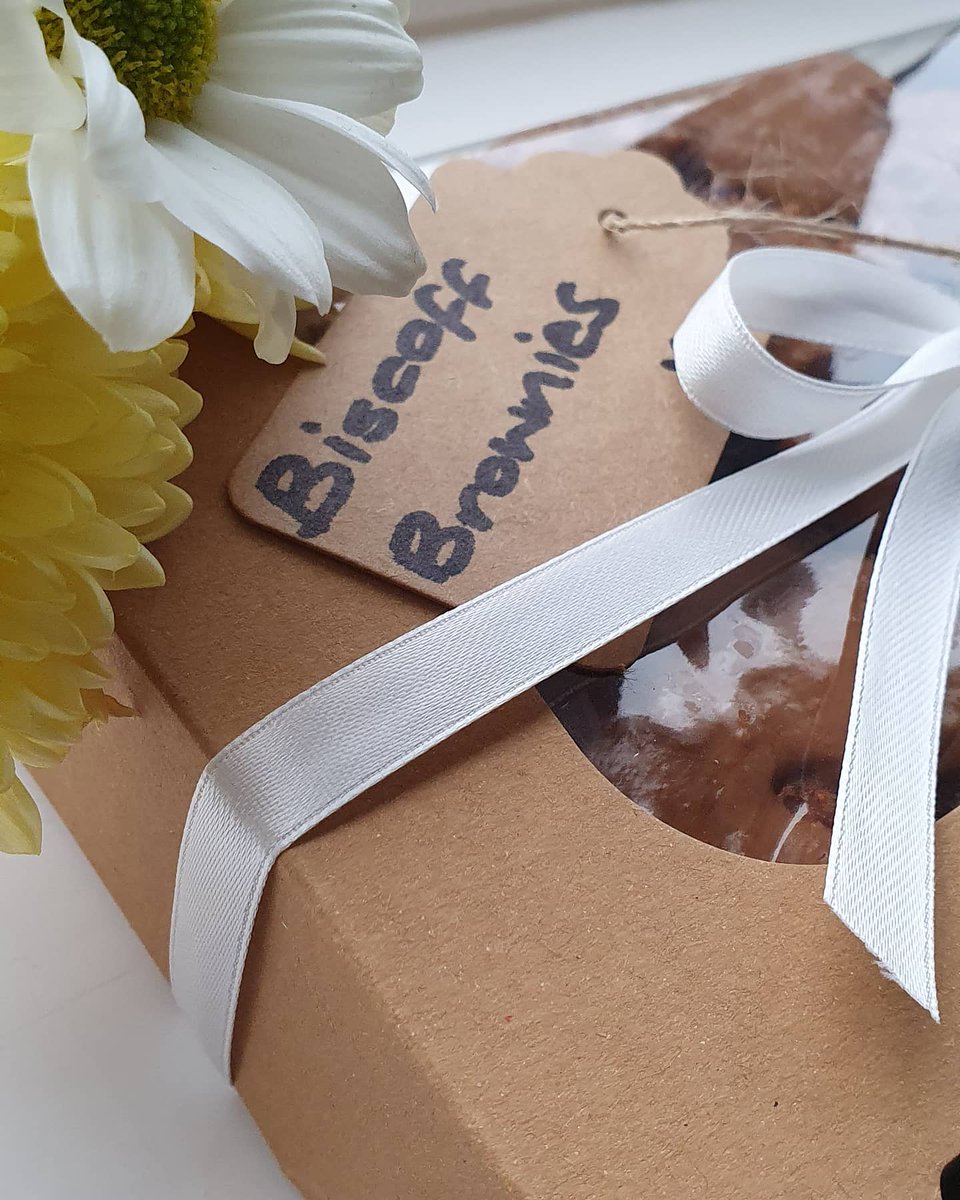 brownie_bh's tweet photo. Happy Friday everyone 💛

#Vegan #brownies #biscoff #orders #FridayFeeling https://t.co/lysiWglwXA