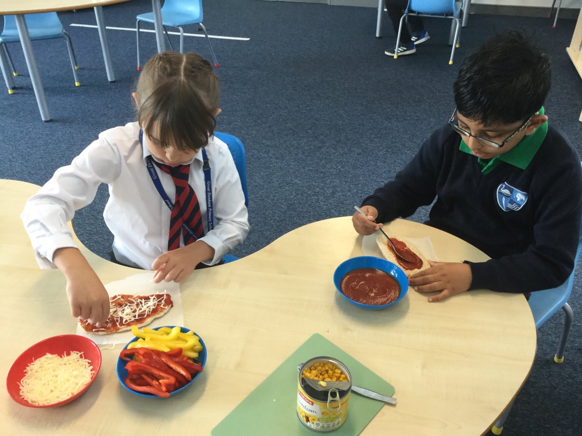 MissSouterGDPS's tweet photo. Yummy pizza Friday in Year 3 care club 😋 https://t.co/TcKiUVuhke