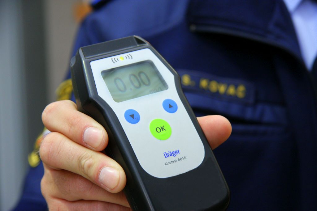 policija_si's tweet photo. Ali ste vedeli, da več kot vsako tretjo smrt v prometu zakrivi alkoholizirani povzročitelj? Med 15. in 21. junijem poostreno nadziramo, ali vozite pod vplivom alkohola in drog. Skupaj poskrbimo, da bodo naše ceste varne za vse! 

https://t.co/bamC1D3w7P https://t.co/iWJpZ0Tvt5