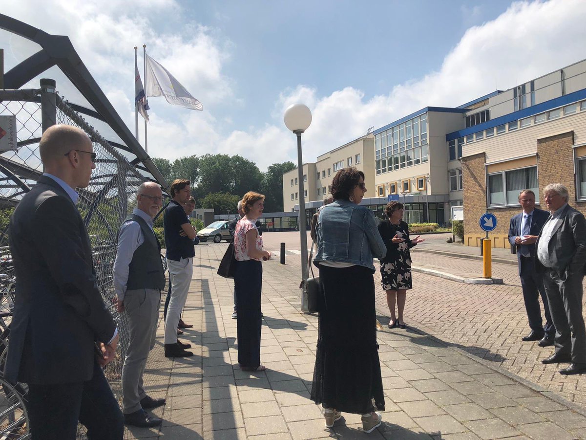 Vandaag werkbezoek Flevoland <a href="/HelmaLodders/">Helma Lodders</a>, <a href="/JHTerpstra/">Julius Terpstra</a> en <a href="/Hilde_PM/">Hilde Mulder</a> over de landelijke coalitie motie om 100.000 extra woningen te bouwen in Flevoland.

Tweede stop Emmeloord. We staan hier bij binnenstedelijke woningbouwlocatie Dokter Jansencentrum.