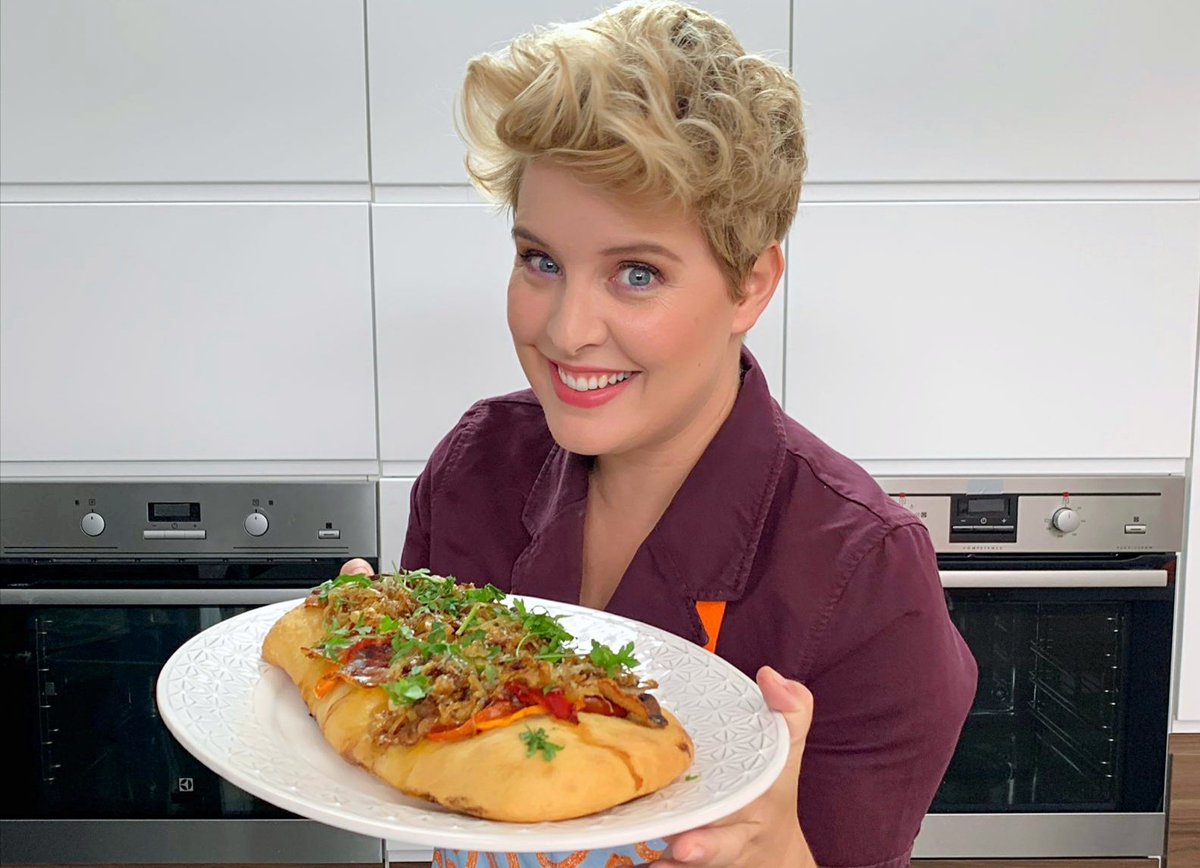 'Real Mom' continues with its gastronomic tour around Spain. After our version of the Asturian "cachopo" yesterday, today we head to the Mediterranean coast to prepare a traditional Valencian "coca". 
Grab a pencil and take good note of all the steps of our recipe. Enjoy!