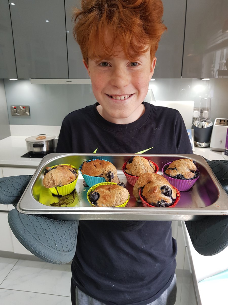 gmcinis's tweet photo. Rinne Tadhg i Rang 6 bocairí fraochán áille an tseachtain seo! Cuma an-bhlasta orthu agus cuma an-sásta air! Ardfhear! #ClareEdbake @ClareEdCentre
bocairí fraochán = blueberry muffins https://t.co/QogECM4AQu