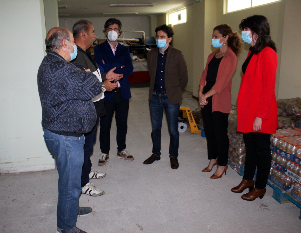 La <a href="/fecav_santander/">FECAV Santander</a> está realizando una gran labor solidaria para ayudar a las familias más afectadas por la crisis del #COVID19. Desde el <a href="/psoesantander/">PSOE Santander</a> vamos a colaborar poniendo en marcha una campaña para recaudar fondos y alimentos que ayuden a las familias #NadieSeQuedaAtrás