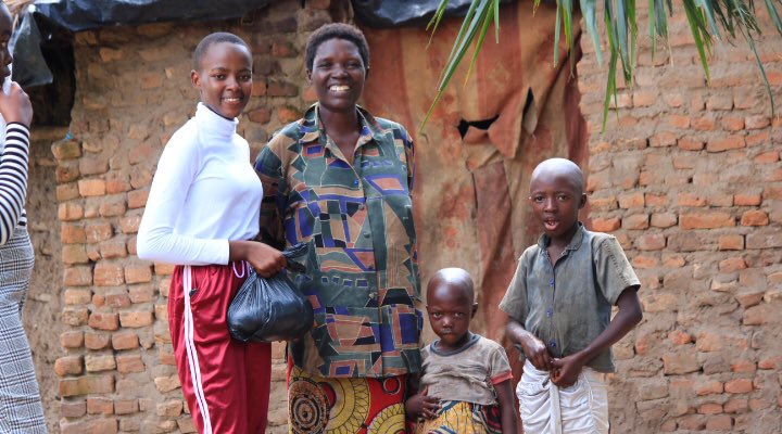 honest_act's tweet photo. 🇧🇮Dans nos activités de ce Weekend ,après le Sport avec les enfants, nous avons rendu visite à une famille ,nous munissant de vivres.C'est peu, mais Ça aide.
#HonestAct #ChacunPeutAiderQuelquU @akezanet @niyo_pe @Chancelle_B https://t.co/FVcXQttGkH