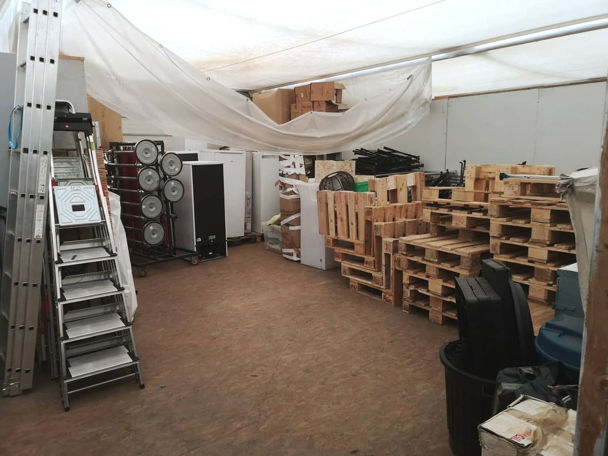 PcOrganisation's tweet image. Quand les montages nous manquent... On fait un grand rangement ! 

Réaménagement de nos locaux de stockage. On y voit plus clair! Parées à redémarrer 💪 Vous nous manquez 😭

#pco #motivation #event #rangement