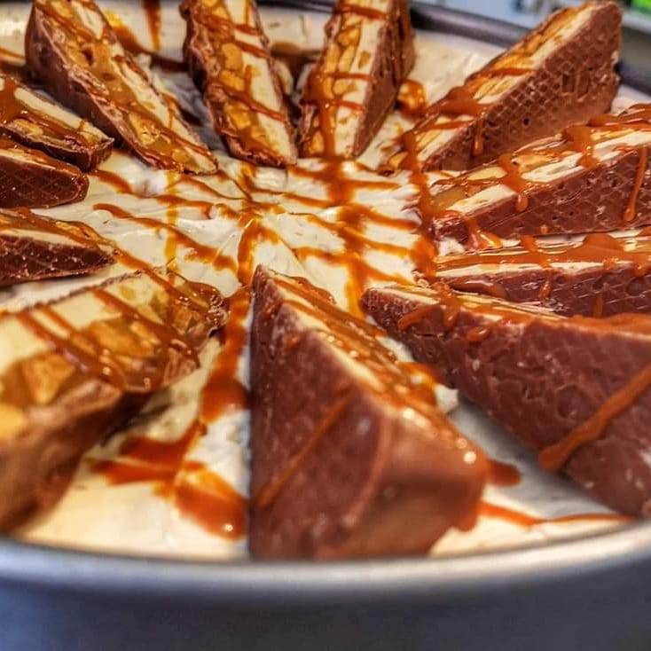 PropellerInn's tweet image. Who&apos;s collecting our homemade salted caramel &amp;amp; snickers cheesecake tomorrow? 😋
#homemadecheesecake #saltedcaramel #snickers #delicious #yummyyummy #pudding #takeaway #propellerinn #bembridge
