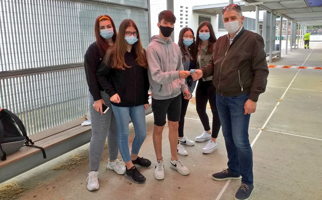 INSEuropa's tweet photo. Els🙋‍♂️🙋‍♀️de 4t d'#ESO de la cooperativa #BELLVInTaGE fan entrega dels beneficis a un banc d'aliments del barri.
#EmpresaJovenEuropea un projecte que reafirma el nostre compromís social
Amb el suport de @LHEDUCACIO i @Valnalon 
A #Bellvitge #TornemALInstitut https://t.co/zGzYzWOLLs