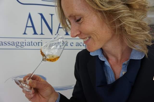 AnagItalia's tweet photo. Il #COVID19 non ferma il 37° Premio Alambicco d'Oro promosso da Anag. Domenica a Bellaria Igea Marina è prevista la selezione dei campioni di #grappe, acquaviti d’uva e #Brandy con misure anti Coronavirus e #assaggiatori in arrivo da tutta Italia. ➡️ https://t.co/7QBmqUzU8J. https://t.co/kI0MdZZiV6