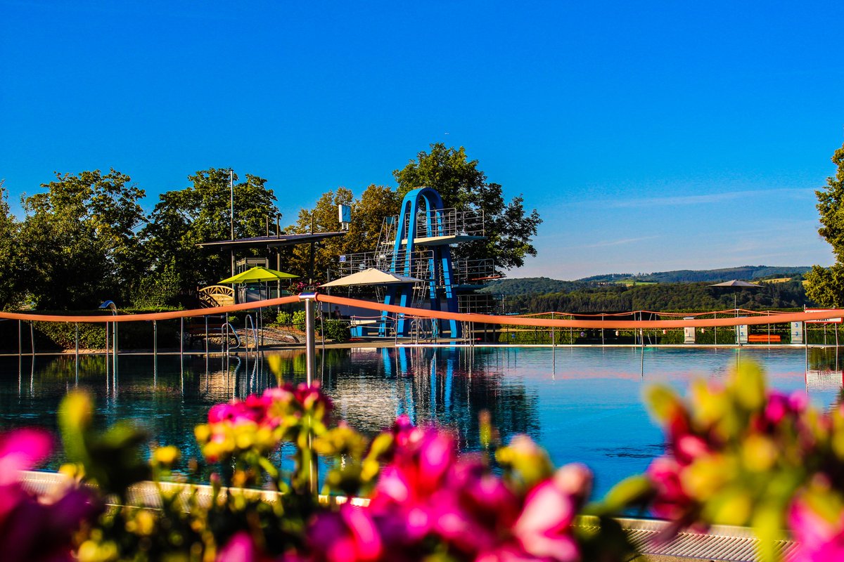 LahnsteinDe's tweet photo. Ab 13.06. öffnet unser Freibad 🏊 wieder! Es gibt zwei Zeitfenster von 9.30-14 h &amp; 15-19.30 h. Dazwischen wird desinfiziert und gereinigt. Ihr müsst ein Onlineticket 🎫erwerben und es gelten besondere Corona-Regeln. Alle Infos hier: https://t.co/v7ELefbKf7.
#lahnstein #schwimmen https://t.co/5zhQiclVHP