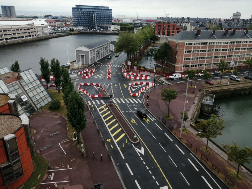 SimonFessard's tweet photo. Et voici donc une photo du carrefour à l'hollandaise vu depuis l'hotel à côté. 🚲🚲🚲 #godutch 🇱🇺 cc @LeHavreMetro @adrienverdiere @LaRoueLibre_LH https://t.co/AeQMSZLl85