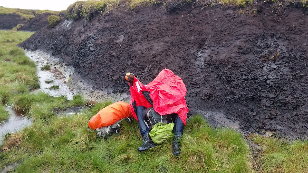 TacoRegensburg's tweet photo. @Geogtogether When the effect of my heavily motivational dances had worn out, volunteer asks: "did you also bring a bothy bag for yourself?"
Taco: "yes, but the smallest I could find!" When the weather on the moor becomes too brisk, cocooning together is the only solution. #blockingpeatpipes https://t.co/q7zR5AyTID