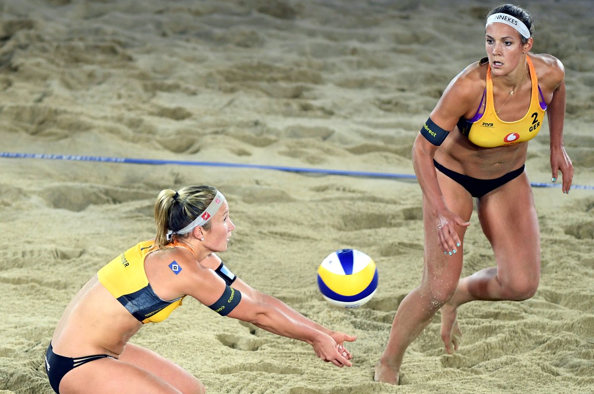 hsv_ev's tweet photo. Am kommenden Sonnabend (13. Juni) startet die neugegründete @diebeachliga 🙌 Mit den Duos Bienck/Schneider und Körtzinger/Schneider sowie Lena #Ottens sind gleich fünf HSVerinnen dabei! 🏐🔷
Alle Spiele gibt es live auf Twitch 📲 https://t.co/AqP88NHwIP
___
📸 @Witters_Foto https://t.co/STpplE39sZ