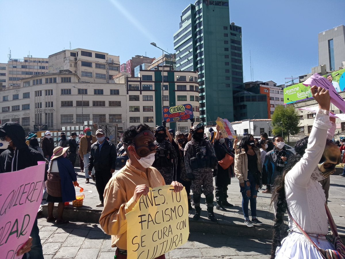 SBolivien's tweet photo. 7/7 "Anez tu fascimo se cura con cultura" ("Anez, Kultur ist die Antwort auf deinen Faschismus")

#NoSoyUnGastoAbsurdo #bolivien https://t.co/9wAZqOf9ZQ