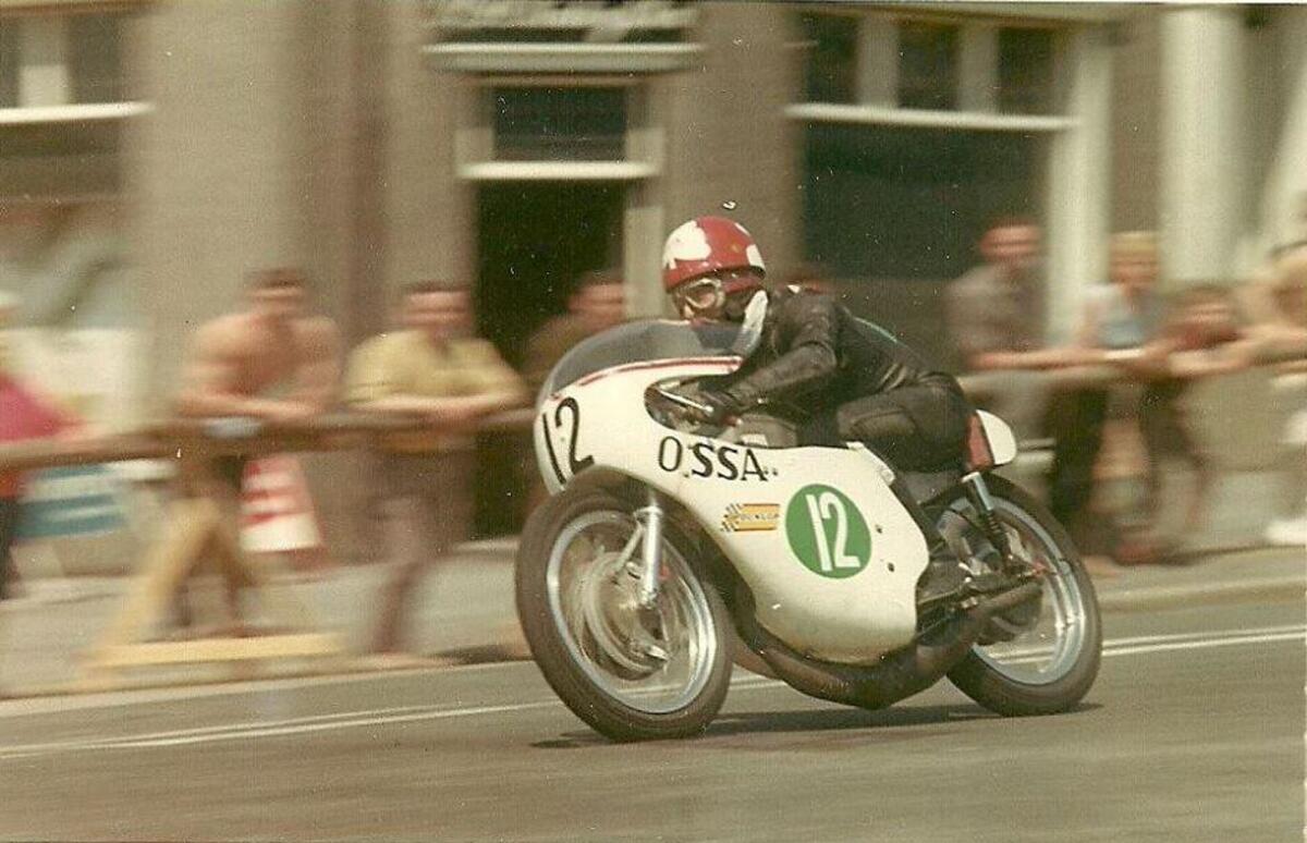 filmotecacat's tweet photo. Dimecres, coincidint amb el 50 aniversari de la mort del motociclista Santi Herrero, vam estrenar el darrer film de @xavierjuncosa

"Santi Herrero, el pilot que no tenia por de morir"

➡️https://t.co/tsF0QdiSzi

#LaFilmoacasa https://t.co/ImxUTDkB6L