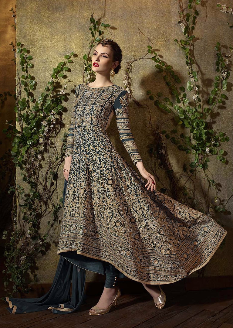 Asian_CoutureUK's tweet image. Glam up this summer wedding season is these stunning anarkali suits ! With the most intricate detailing. Available online at Asian Couture.

Buy now @ asiancouture.co.uk/brands/karma-t…

#Anarkalidresses #indiangowns #desioutfits #indianclothes #indianethnic