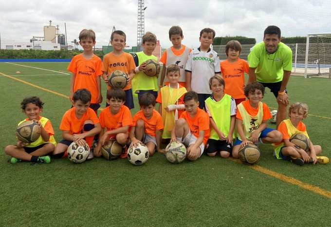 🏊‍♂️⚽☀ El #CampusDeVeranoElPlanter, un evento que se organiza desde hace 15 años y que entretiene, divierte y enseña en esta época del año a los más pequeños ✔

¡Haz partícipe a tus hij@s de toda esta aventura! 🤪

🔎 Infórmate en nuestra web 👇

elplanter.com/campus/