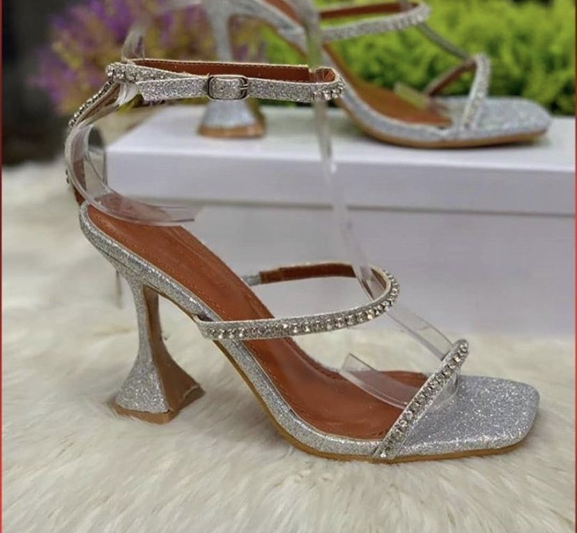 Now that event centers are opening, its time to get your owambe on and get this pretty heels, okay! Available in sizes 38-42 Shop these in Gold, silver, rose gold Price: N10,500
