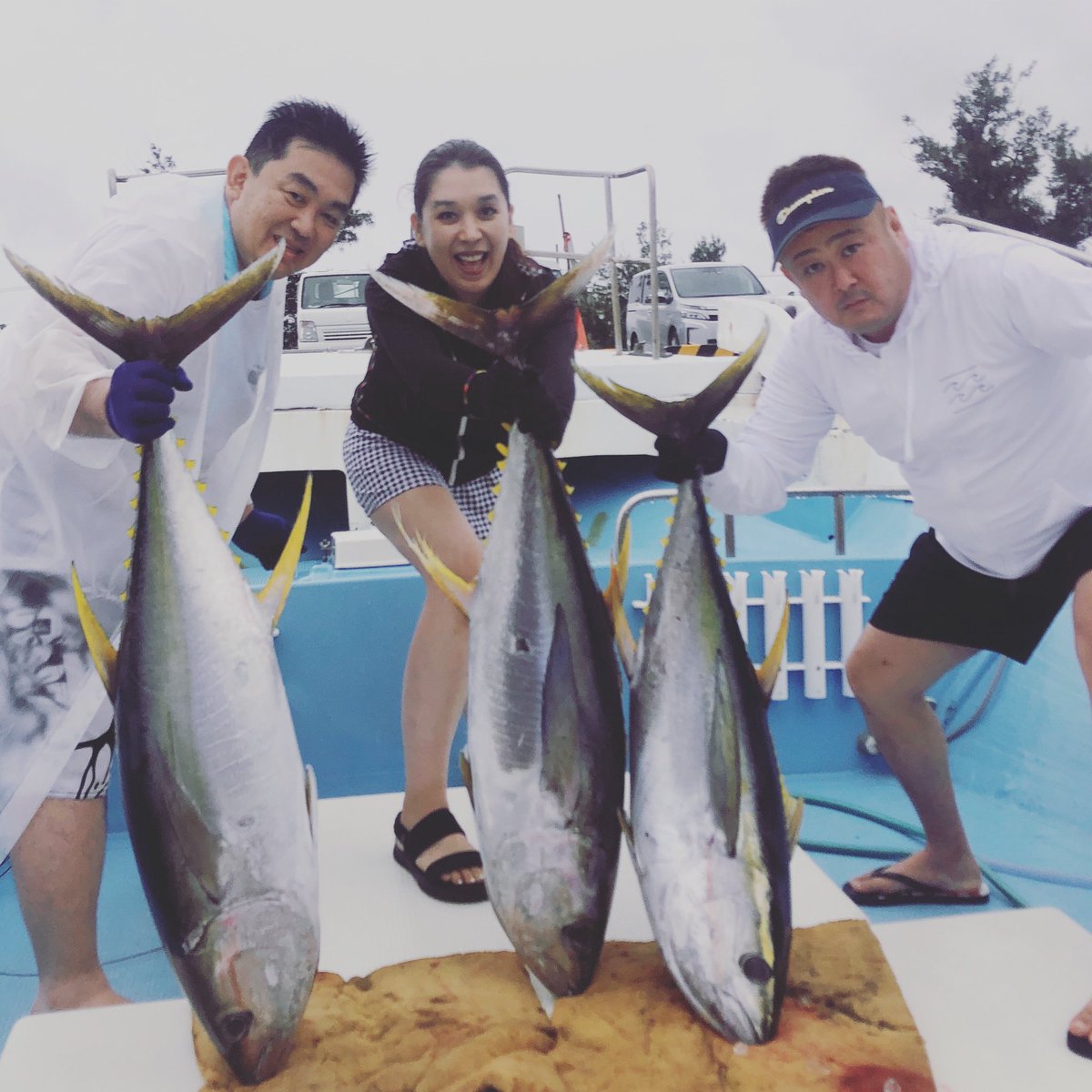宮古島の釣り船 栄真丸 コロナ明けマグロ 入れ食いしてます お客さんいないのが残念 シケと豪雨に苦戦しながら3名全員安打になったところで早上がり ナブラもあちらこちらでマグロの活性高いです マグロ釣り 宮古島 釣り船 栄真丸 乗合マグロ釣り