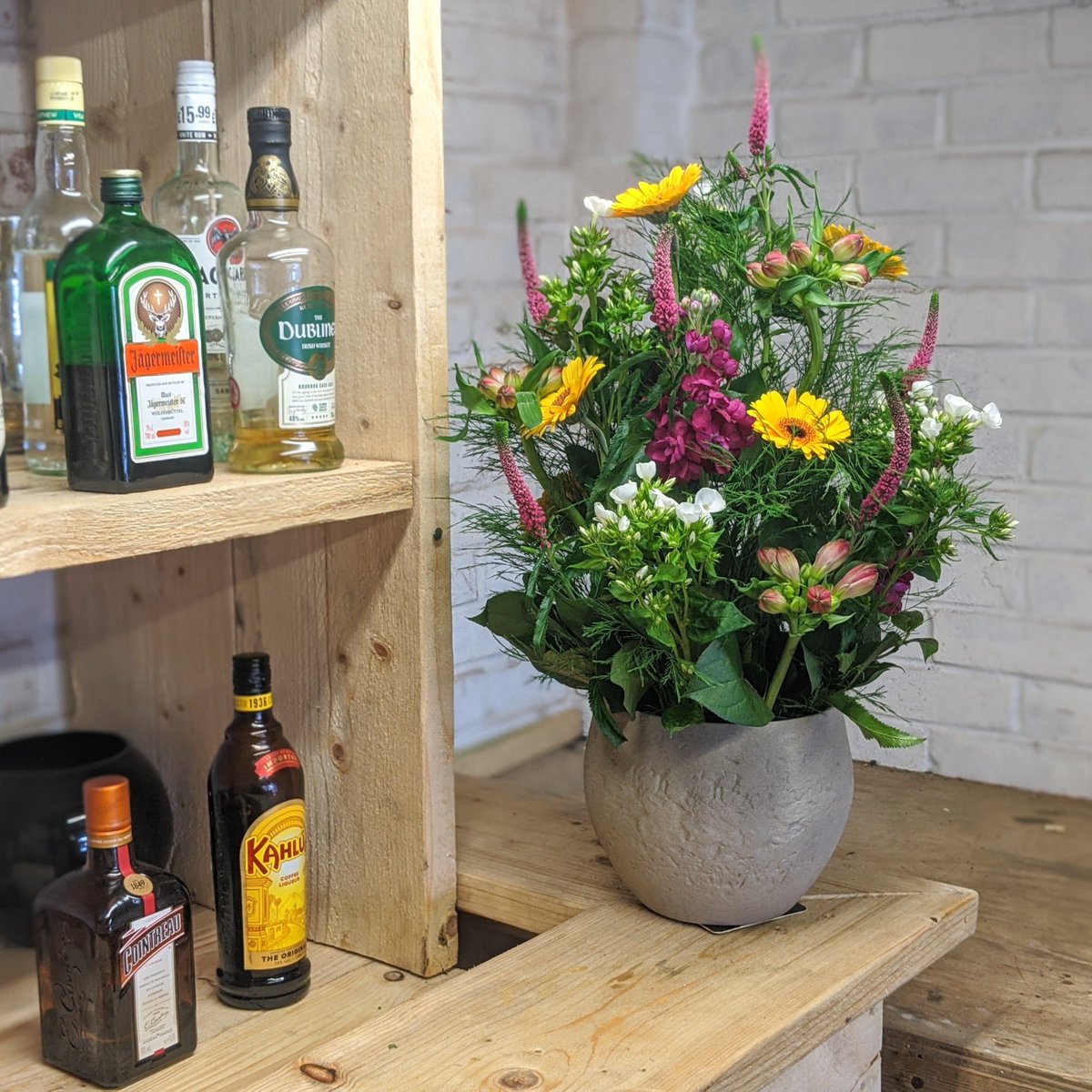 MBaileyFlorist's tweet photo. Flowers making great bars look even more stunning 💐 https://t.co/zOqKfNj49Y