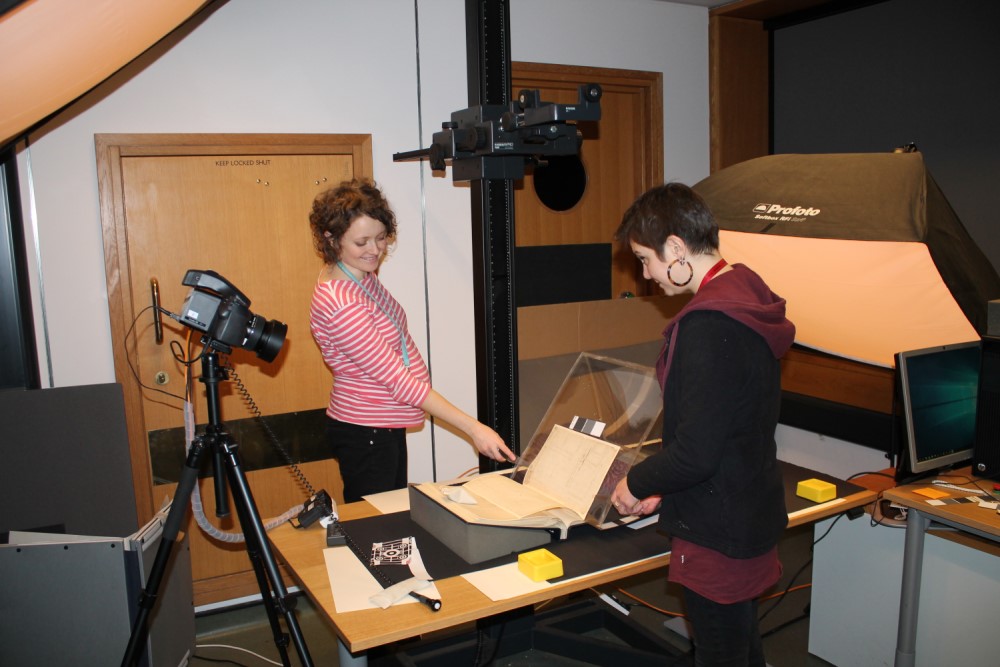 BL_AdiKS's tweet image. Guest blog post by @BLQatar on the discovery of watermarks on pages of East India Company 17-18th century ship journals
@BL_DigiSchol #imaging #conservation blogs.bl.uk/digital-schola…